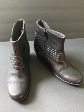Clarks Bendables Boots Womens Size 6.5 Black Leather Ankle Zip Buckle Flat